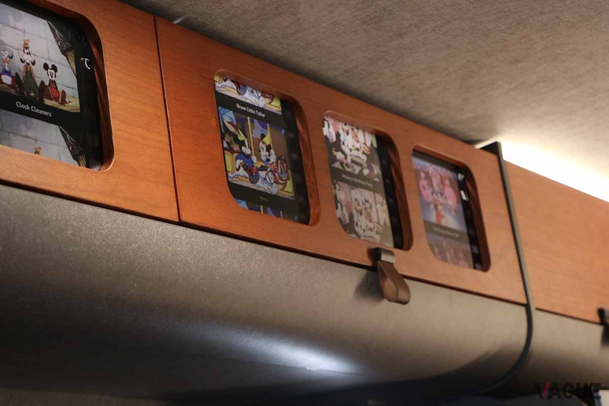 トイズファクトリーのキャンピングカー「DA VINCI 6.0 DISNEY100 EDITION」のインテリア。ディズニーキャラクターであふれている