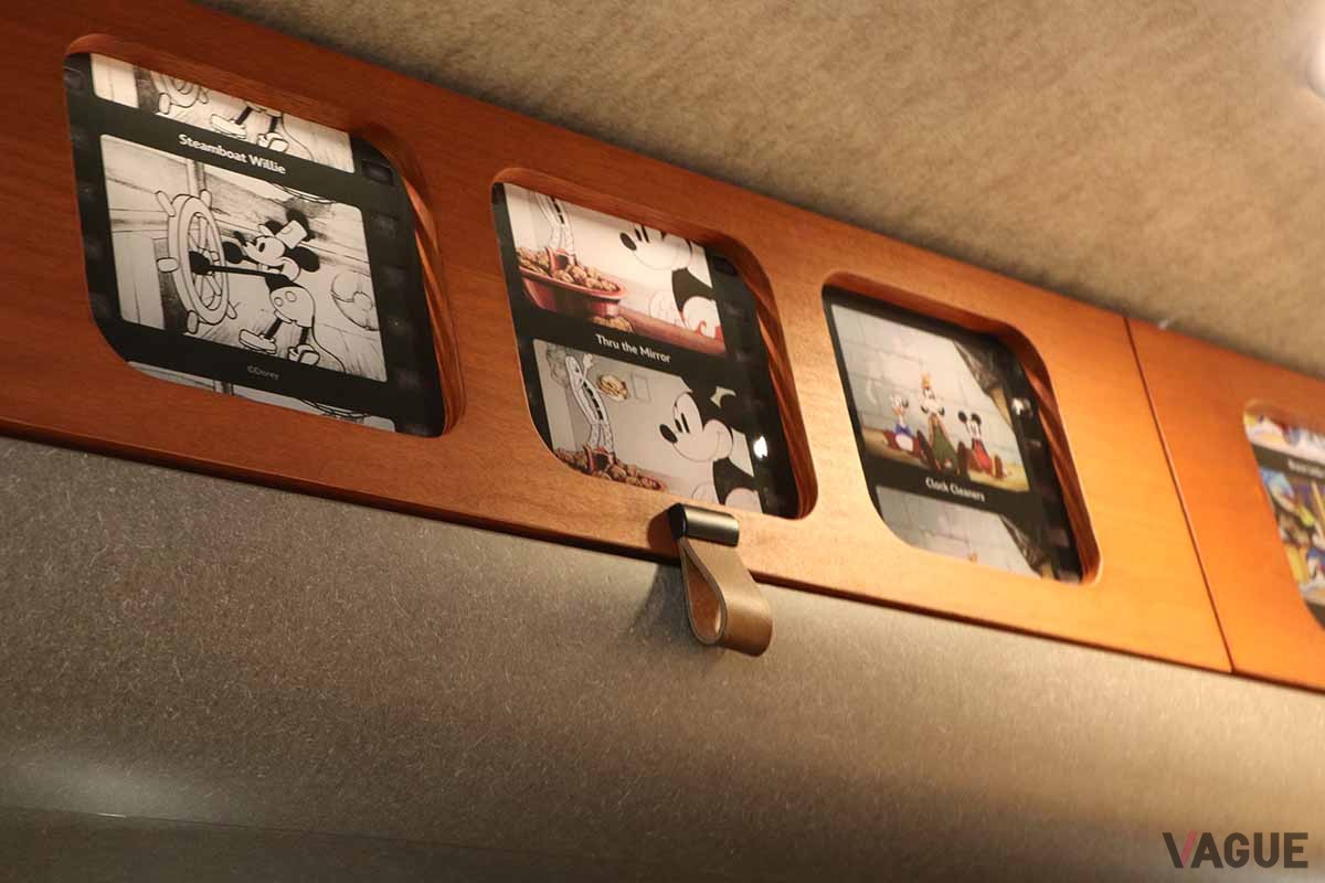 トイズファクトリーのキャンピングカー「DA VINCI 6.0 DISNEY100 EDITION」のインテリア。ディズニーキャラクターであふれている