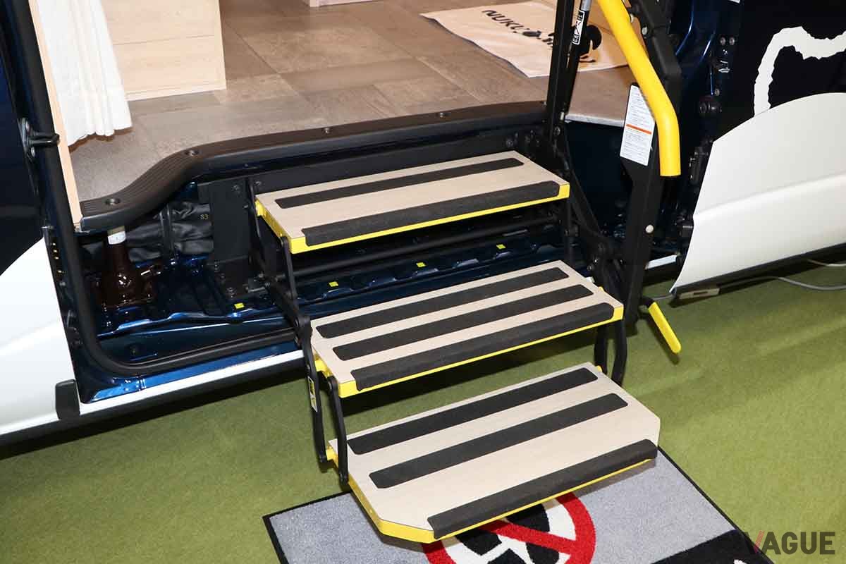 ハイエースをベースにしたサウナカー「NUKU MARU」の車内。ミストサウナが設置されている