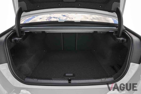 BMW新型「i5」の荷室