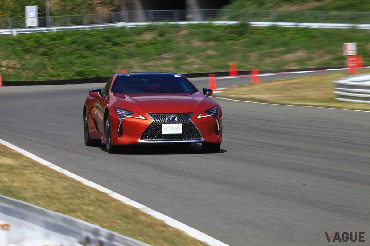 2トンという車両重量を意識させるクルマの動きが気になってしまうレクサス「LC」のベース車両