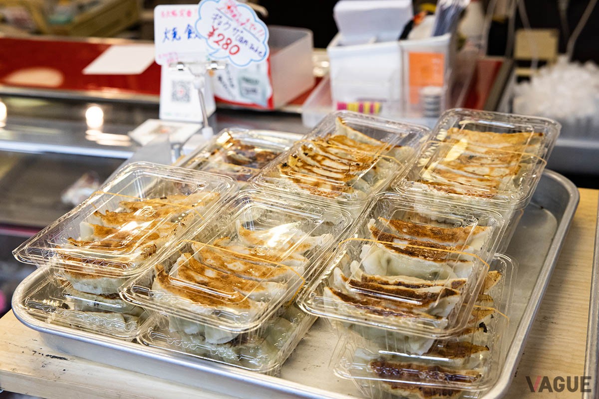 テイクアウトの餃子はショーケースの外に。完売→補充が繰り返されていく
