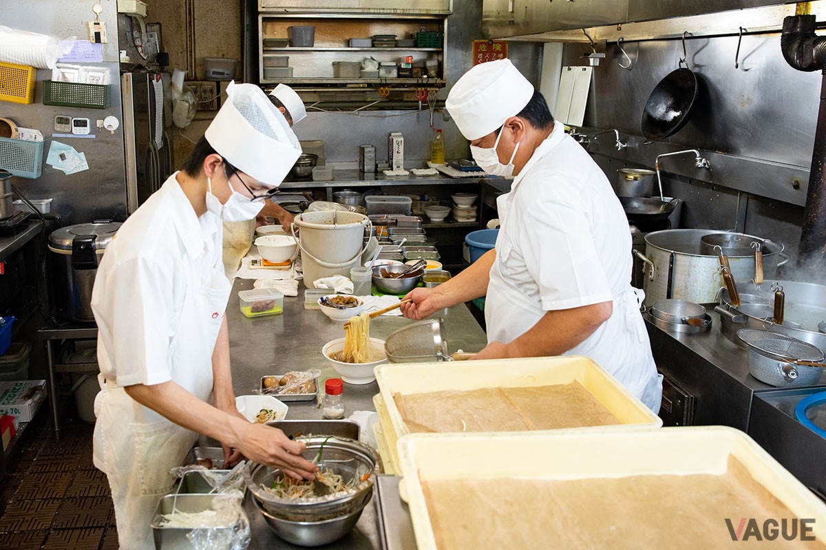 調理スタッフの連携プレーも見事！　注文の入ったメニューが次々と作られていく
