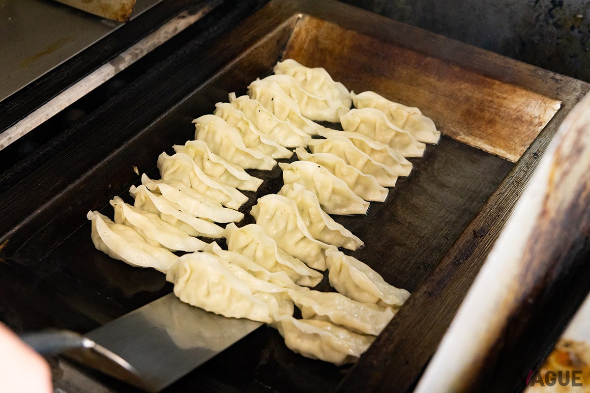 店内用とテイクアウト用と、常に焼き続けている餃子。もちろん餃子の餡も自家製