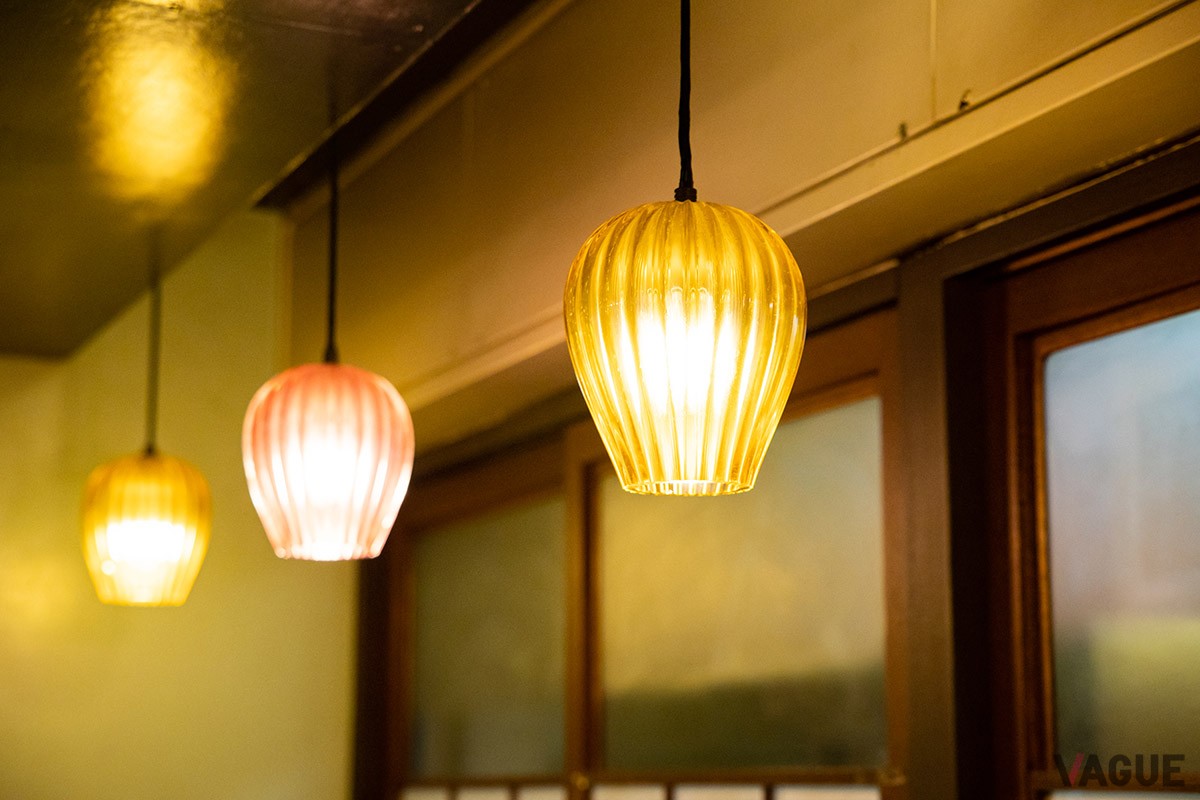 昭和の時代から店を照らす、ミッドセンチュリー感溢れる照明。