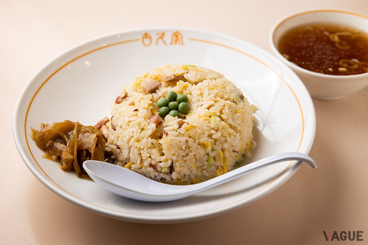 チャーハン800円。もちろんスープ付き。具は玉子、チャーシュー、ネギのみ