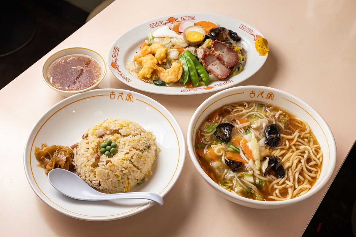 麺は自家製麺、ほぼ全ての料理は1から作り、既製品やレトルトなどは使わない
