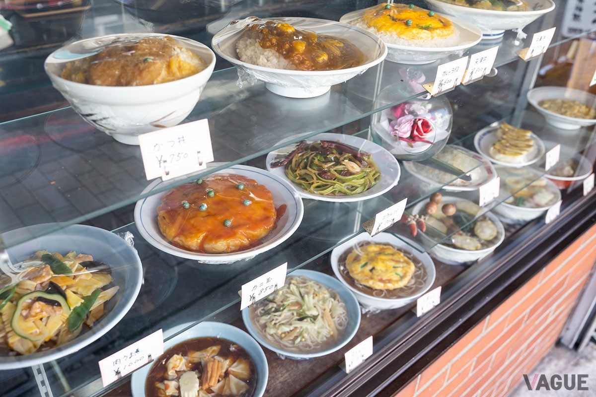 店頭の食品サンプル。一部メニューはサンプルより本物の方が山盛り