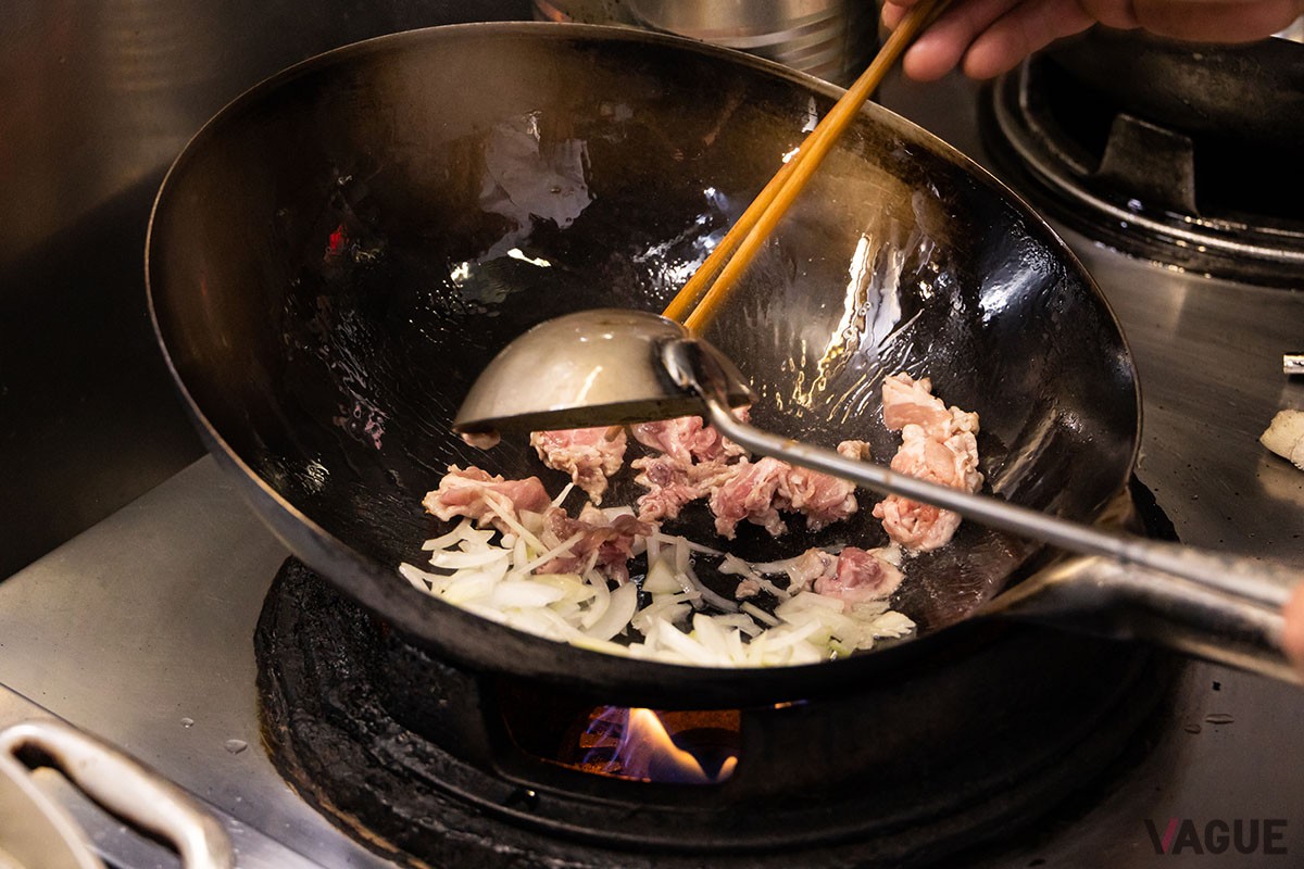 肉野菜炒めの豚肉を炒めている最中。時には大きな火が上がることも