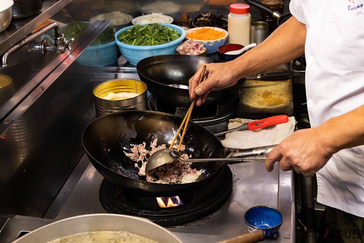 肉野菜炒めの豚肉を炒めている最中。時には大きな火が上がることも