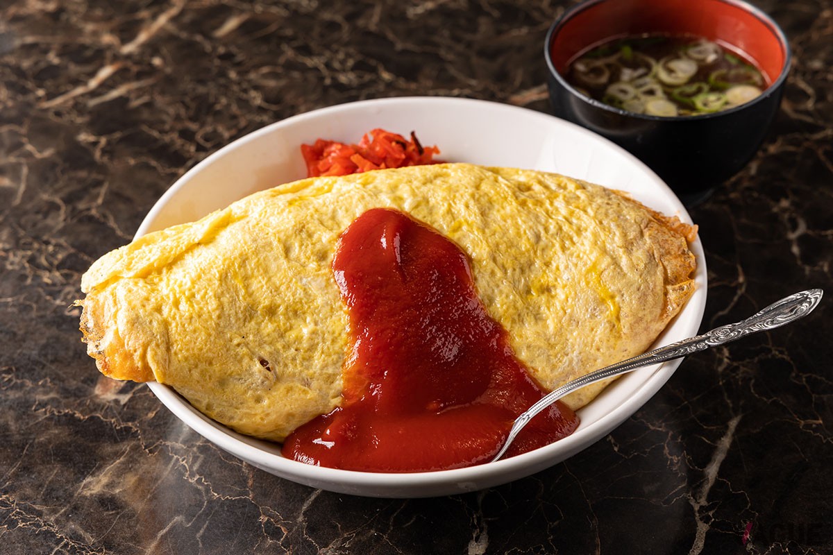 オムライス750円。最近のふわふわオムレツ卵ではなく、ケチャップライスを包み込むスタイルの卵。これぞ町中華の洋食！