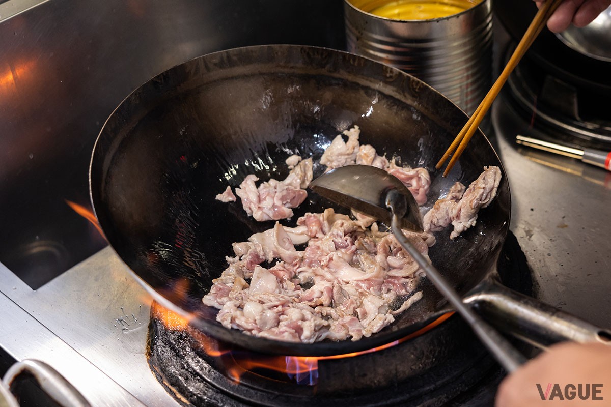 肉野菜炒めの豚肉を炒めている最中。時には大きな火が上がることも