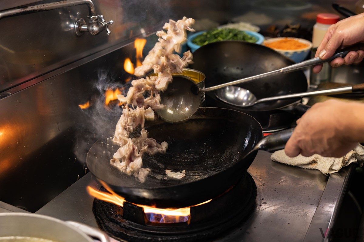肉野菜炒めの豚肉を炒めている最中。時には大きな火が上がることも