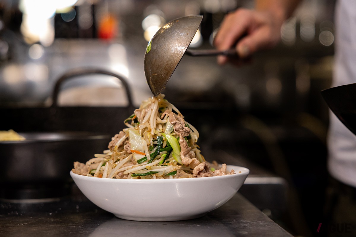 肉を炒めていた鍋に野菜を投入し、味をまとめたらあっという間に完成。だからシャキシャキ