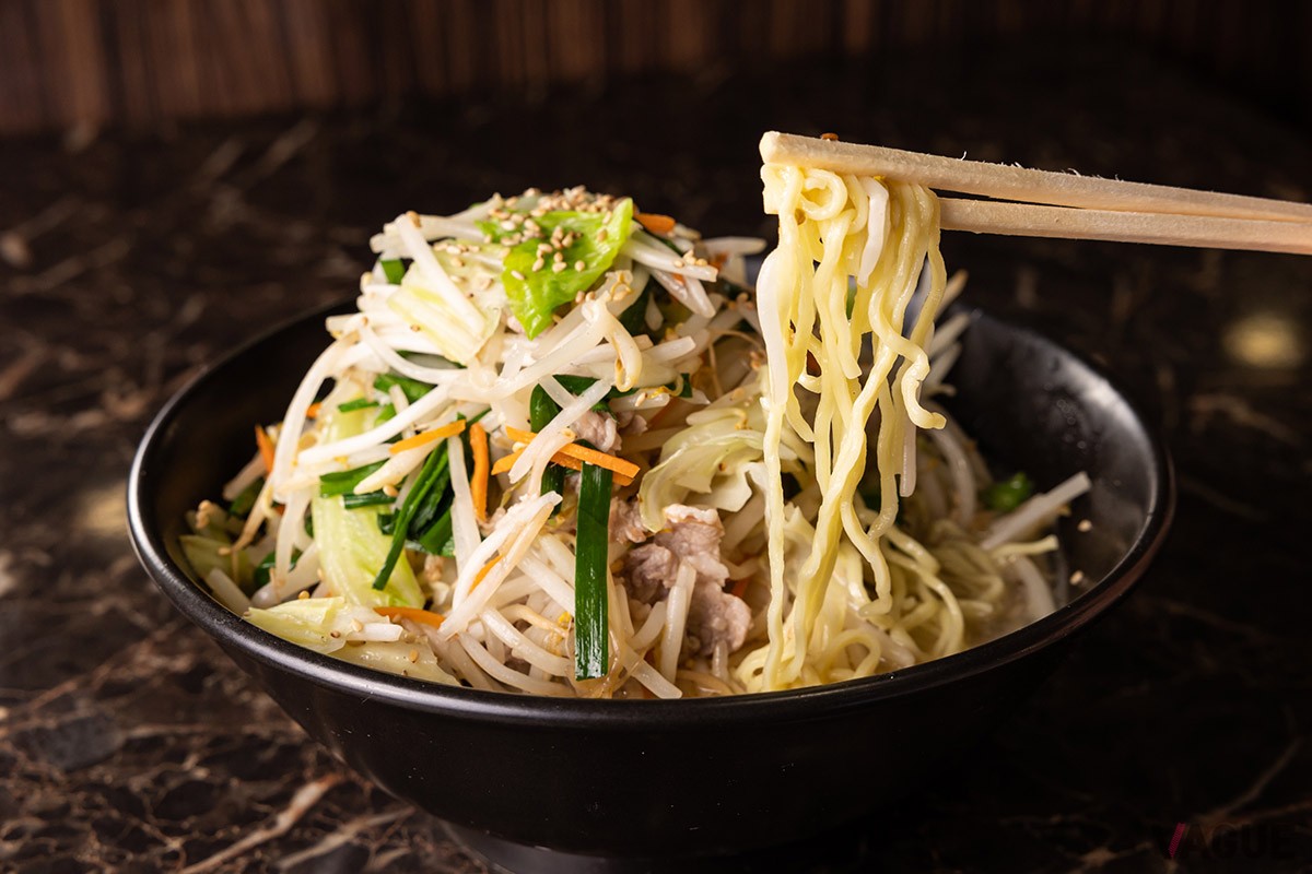 野菜が山盛りだから、麺を中から引っ張り出すのはちょっと大変。しかも熱々！