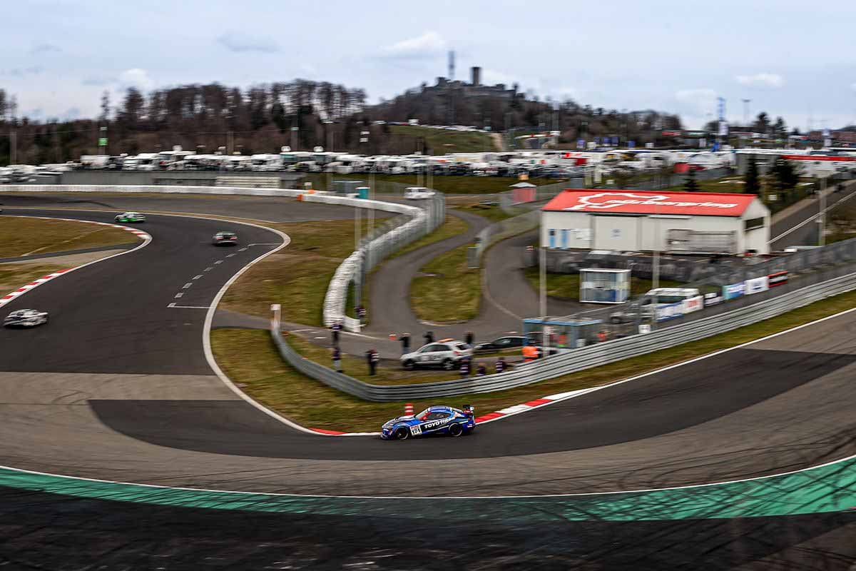 ニュル24時間はGPコースと北コースを合わせ一周25.378kmのコースを走る。エスケープゾーンのない場所も多い