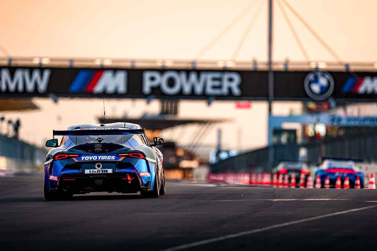 ニュルブルクリンク24時間耐久レースはその名のとおり24時間、夜間も走行する過酷なレースで完走率も低い