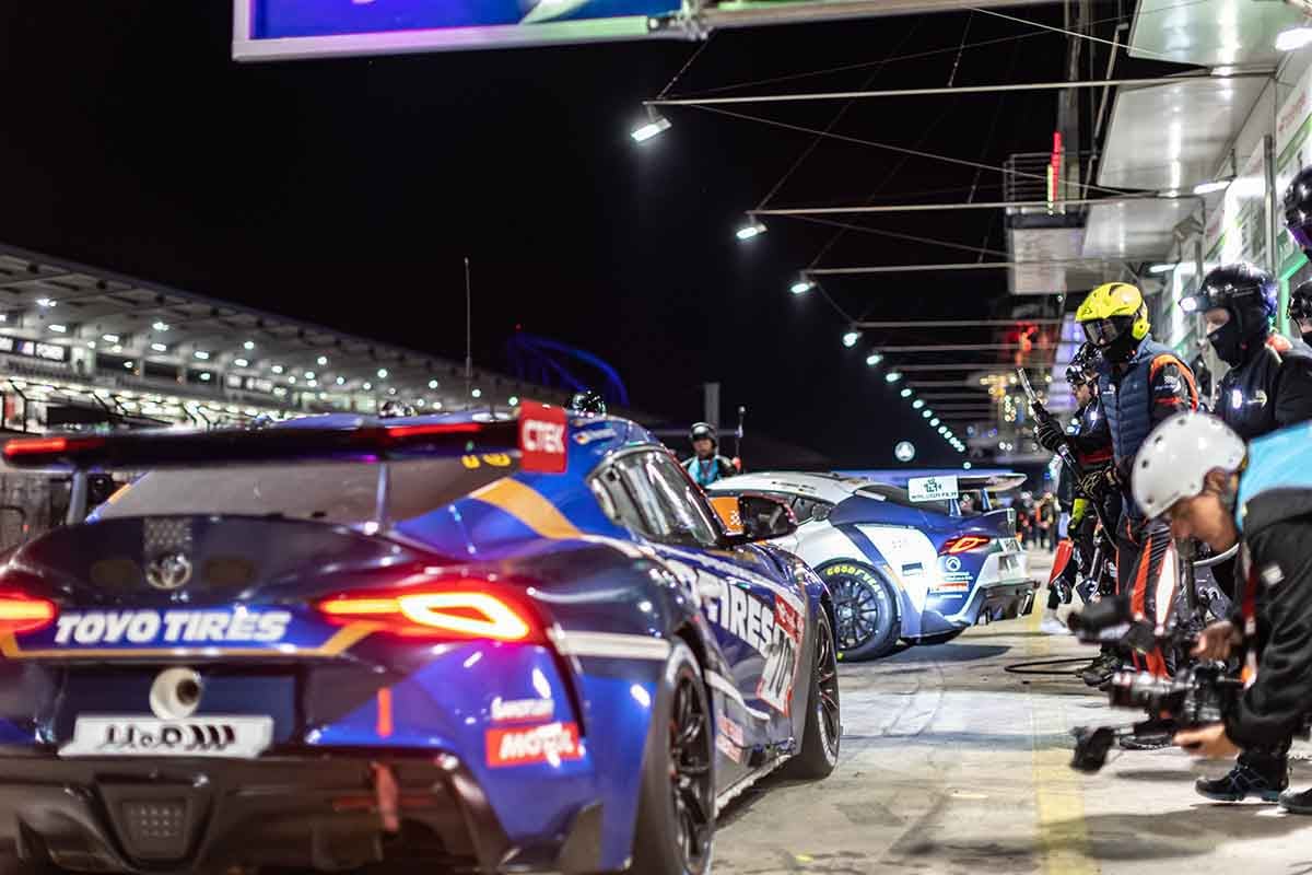 ニュルブルクリンク24時間耐久レースはその名のとおり24時間、夜間も走行する過酷なレースで完走率も低い