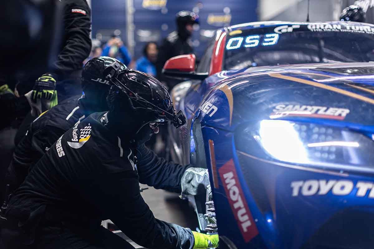 ニュルブルクリンク24時間耐久レースはその名のとおり24時間、夜間も走行する過酷なレースで完走率も低い