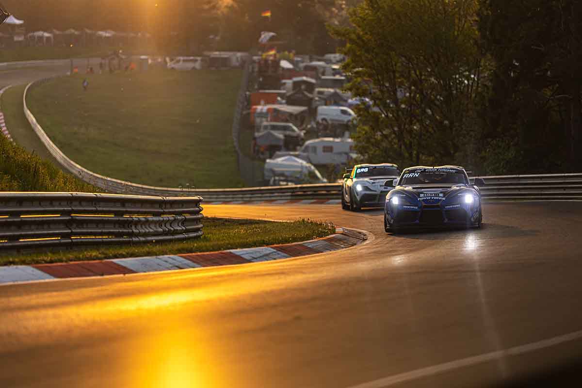 ニュルブルクリンク24時間耐久レースはその名のとおり24時間、夜間も走行する過酷なレースで完走率も低い