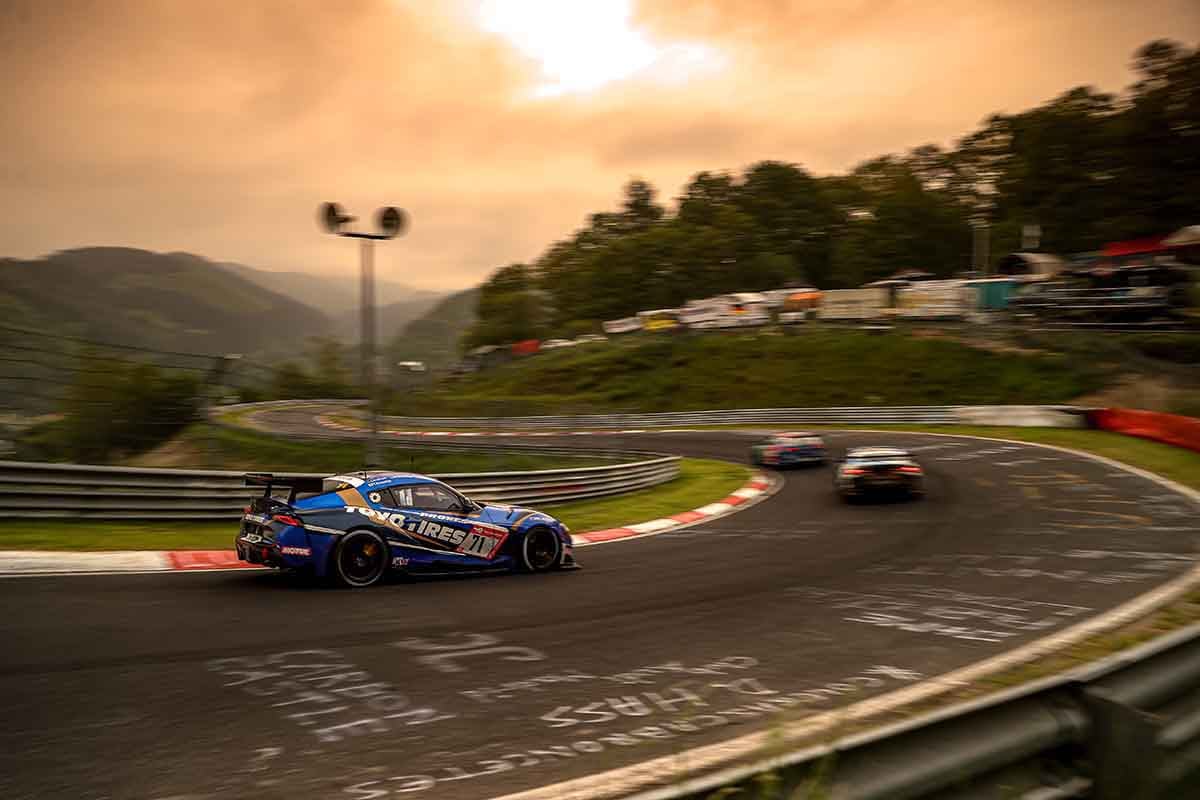 ニュルブルクリンク24時間耐久レースはその名のとおり24時間、夜間も走行する過酷なレースで完走率も低い