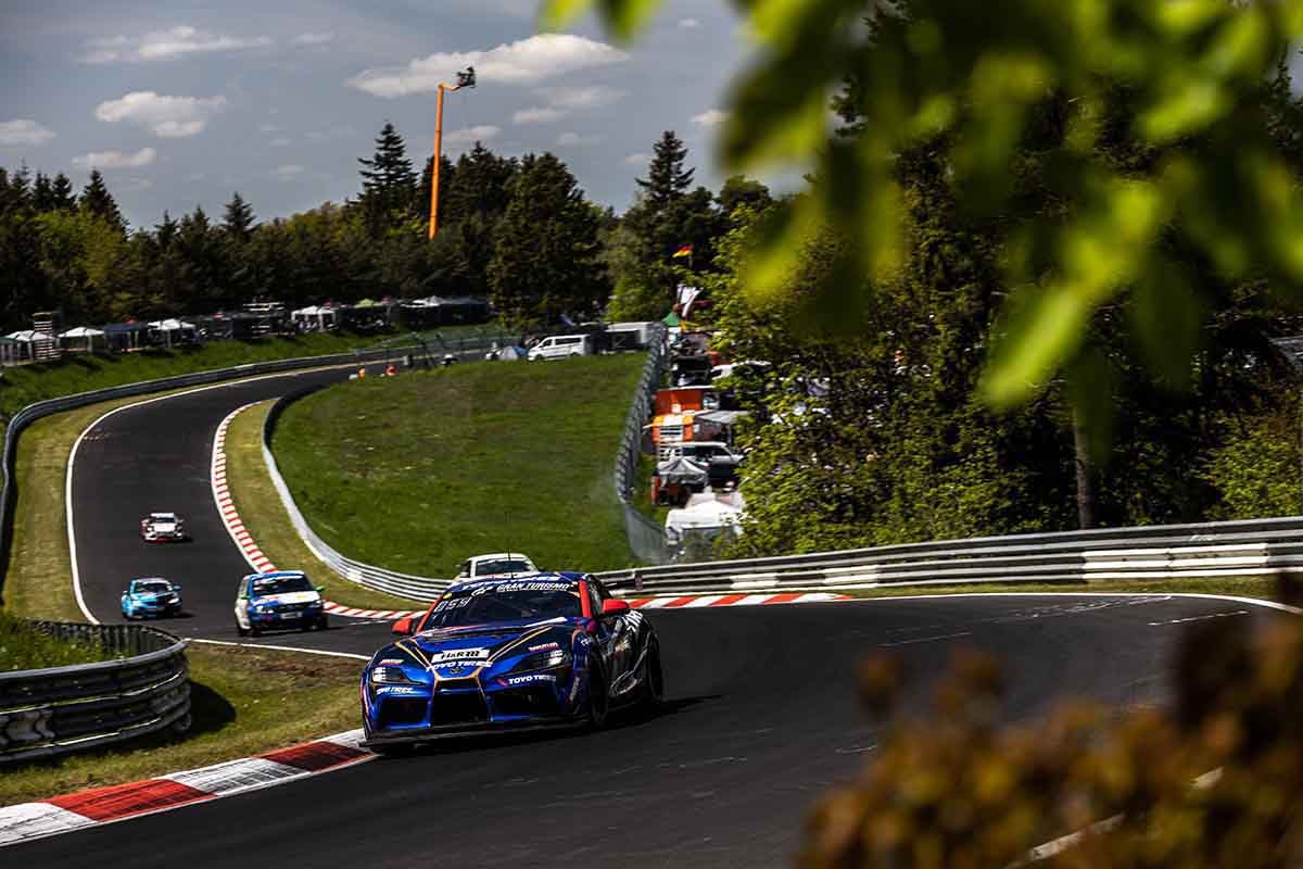 ニュル24時間はGPコースと北コースを合わせ一周25.378kmのコースを走る。エスケープゾーンのない場所も多い