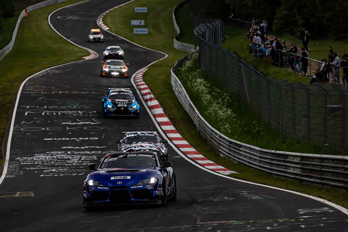ニュルブルクリンク24時間耐久レースはその名のとおり24時間、夜間も走行する過酷なレースで完走率も低い