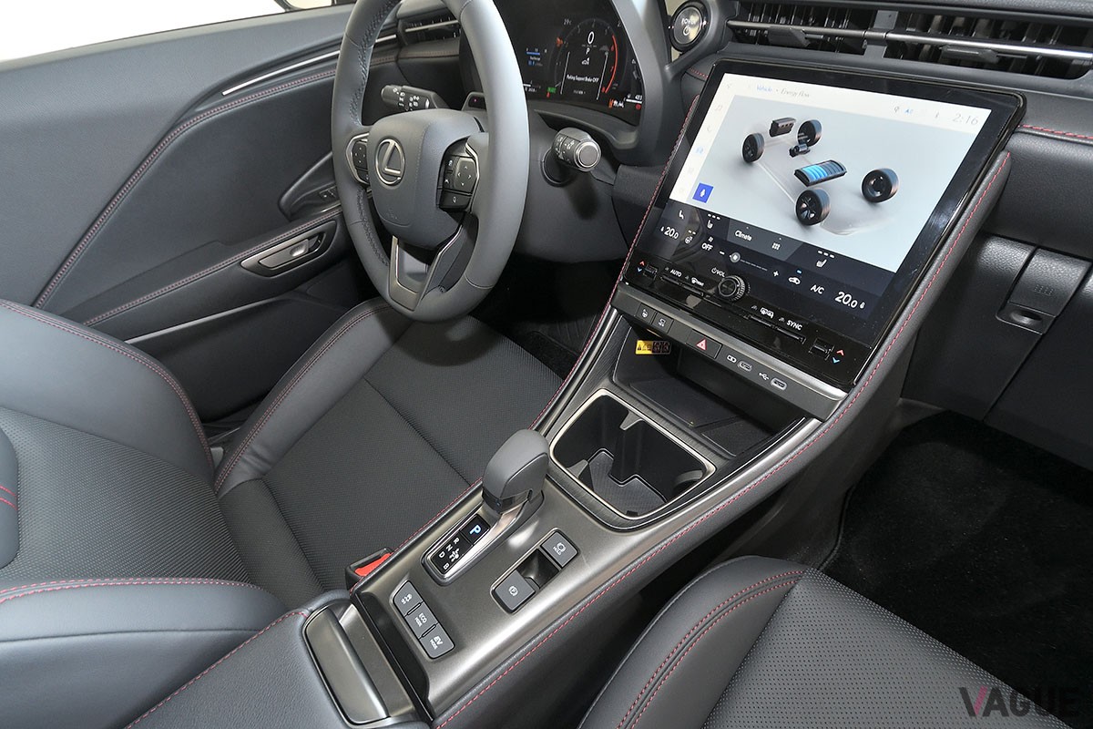 2023年秋に正式発表予定のレクサスのラグジュアリー・コンパクトSUV「LBX」。内外装や走りはレクサスらしく高級感あふれる仕上がり