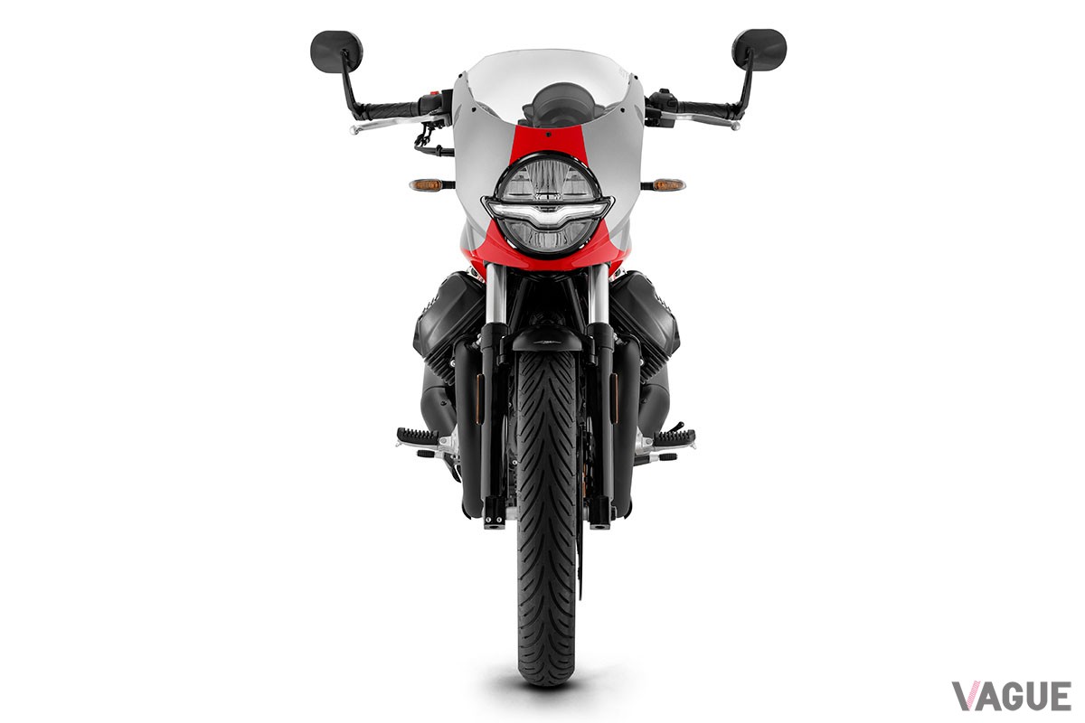 往年のレーシングバイクを想起させるフロントカウルや専用のカラーリングをあしらったモト・グッツィの特別仕様車「V7 STONE CORSA」