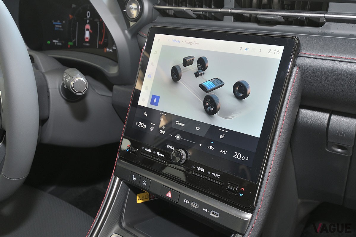 2023年秋に正式発表予定のレクサスのラグジュアリー・コンパクトSUV「LBX」。内外装や走りはレクサスらしく高級感あふれる仕上がり