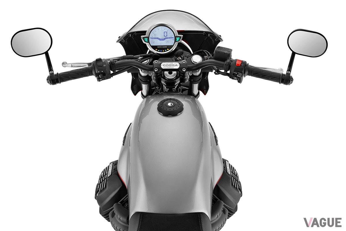 往年のレーシングバイクを想起させるフロントカウルや専用のカラーリングをあしらったモト・グッツィの特別仕様車「V7 STONE CORSA」