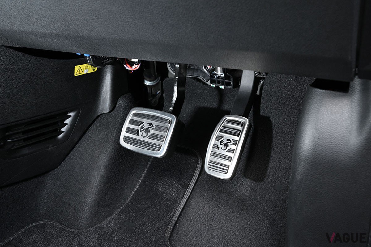 優れたダッシュ力と迫力のサウンドでアバルトらしさを味わわせてくれるEVホットハッチ「500e」