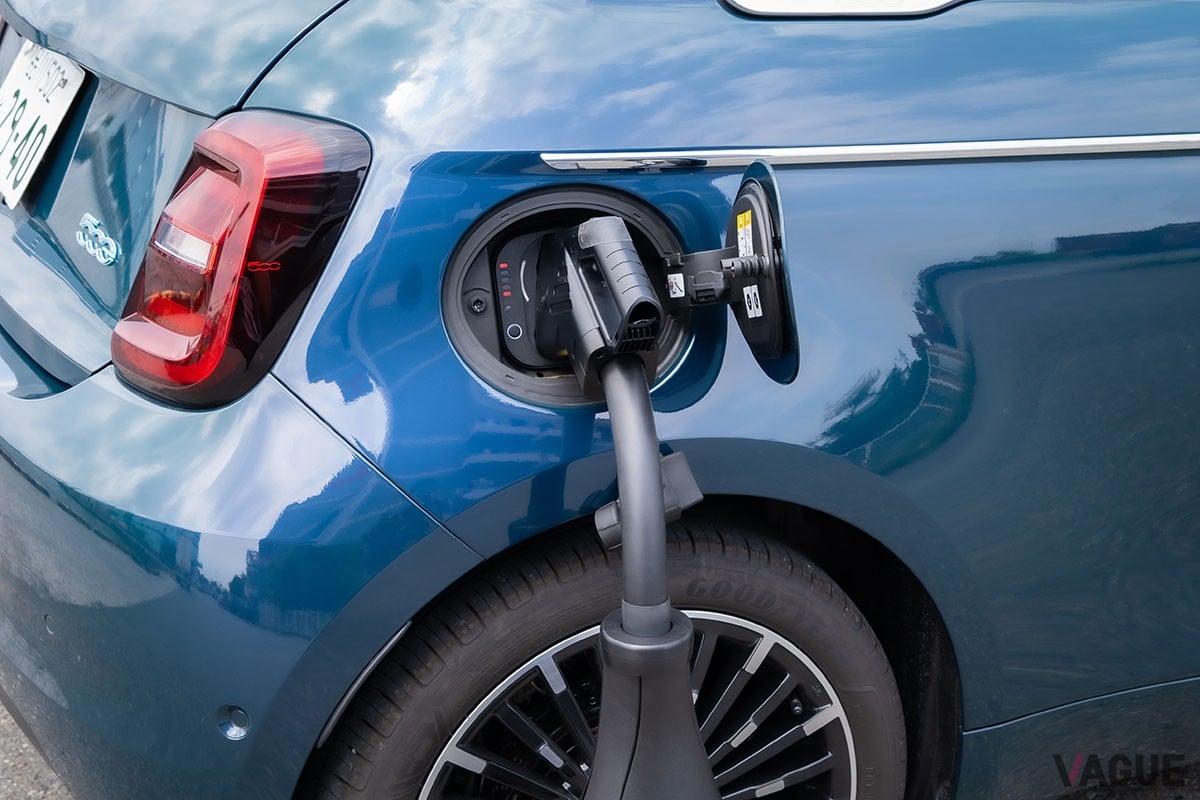 賛否両論のEV”と2週間暮らしてみて実感！ フィアット「500e」を“2拠点