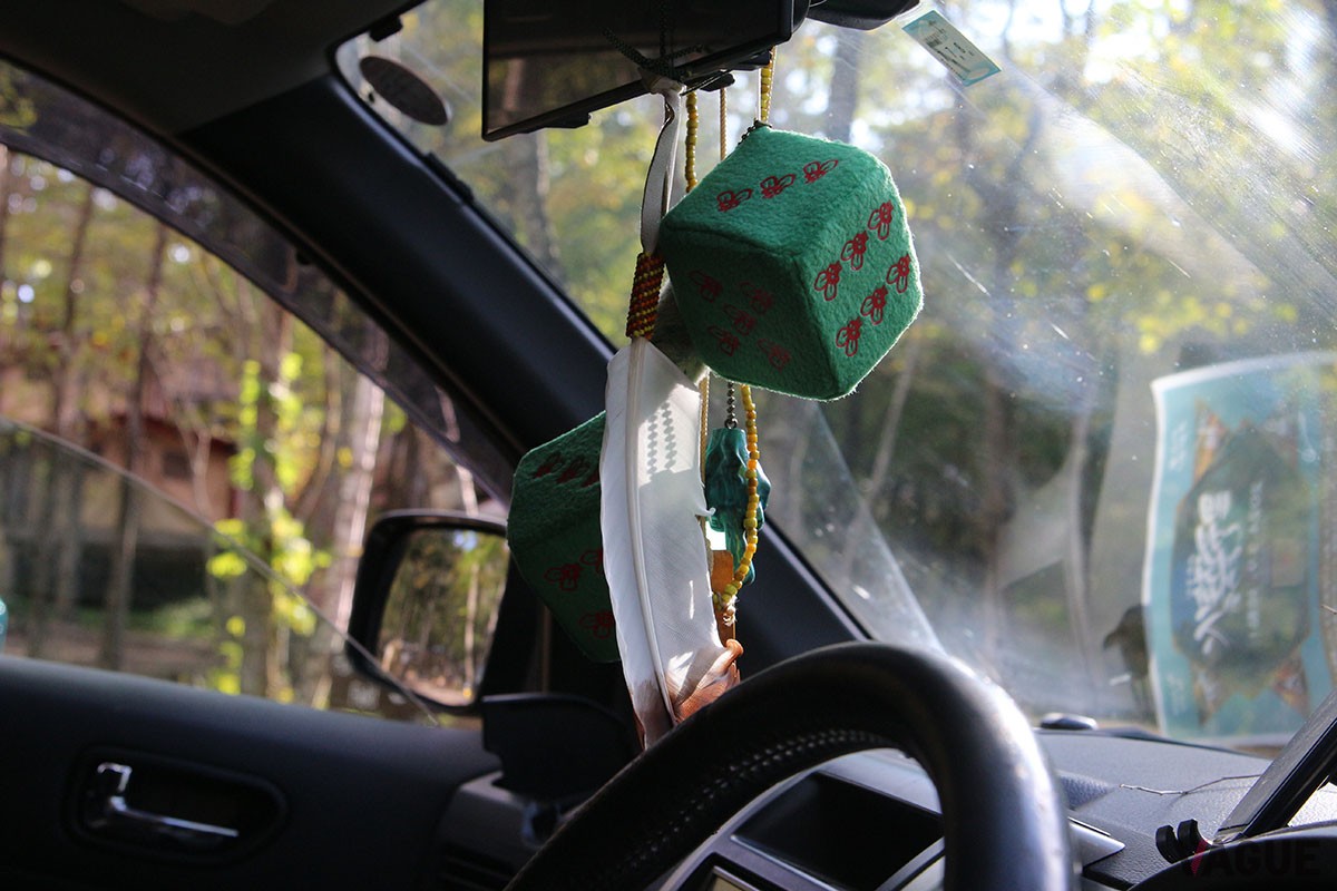 車内を彩るのは友人にプレゼントしてもらった鷲の羽根。鷲は幸運の神と言われており、ネイティブアメリカンによると贈られた鷲の羽根は友情の証とも
