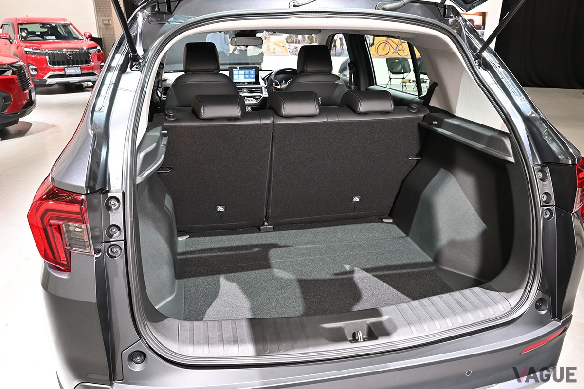 ボディサイズはコンパクトながら、荷室に最大4個のスーツケースや、9.5インチのゴルフバッグ2セットを積み込めるホンダ新型「WR-V」