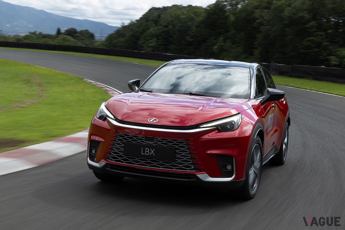 2023年秋に正式発表予定のレクサスのラグジュアリー・コンパクトSUV「LBX」。内外装や走りはレクサスらしく高級感あふれる仕上がり