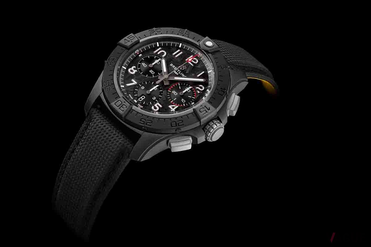 「ナイトミッション」ブラックモデルはダイヤルにもブラックカーボンを採用