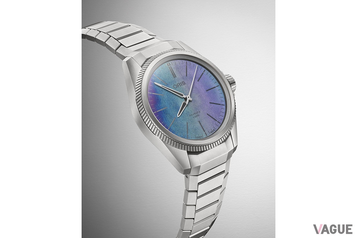 ケースとブレスレットは面と線を強調してシャープな仕上がりに