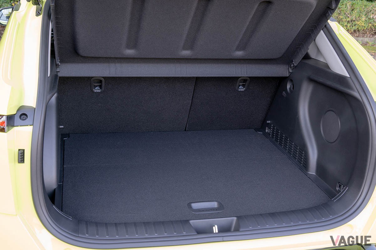 日本のユーザーの使い勝手などを考慮し、随所に日本独自のデザインや機能を盛り込んだヒョンデの電動コンパクトSUV「コナ」