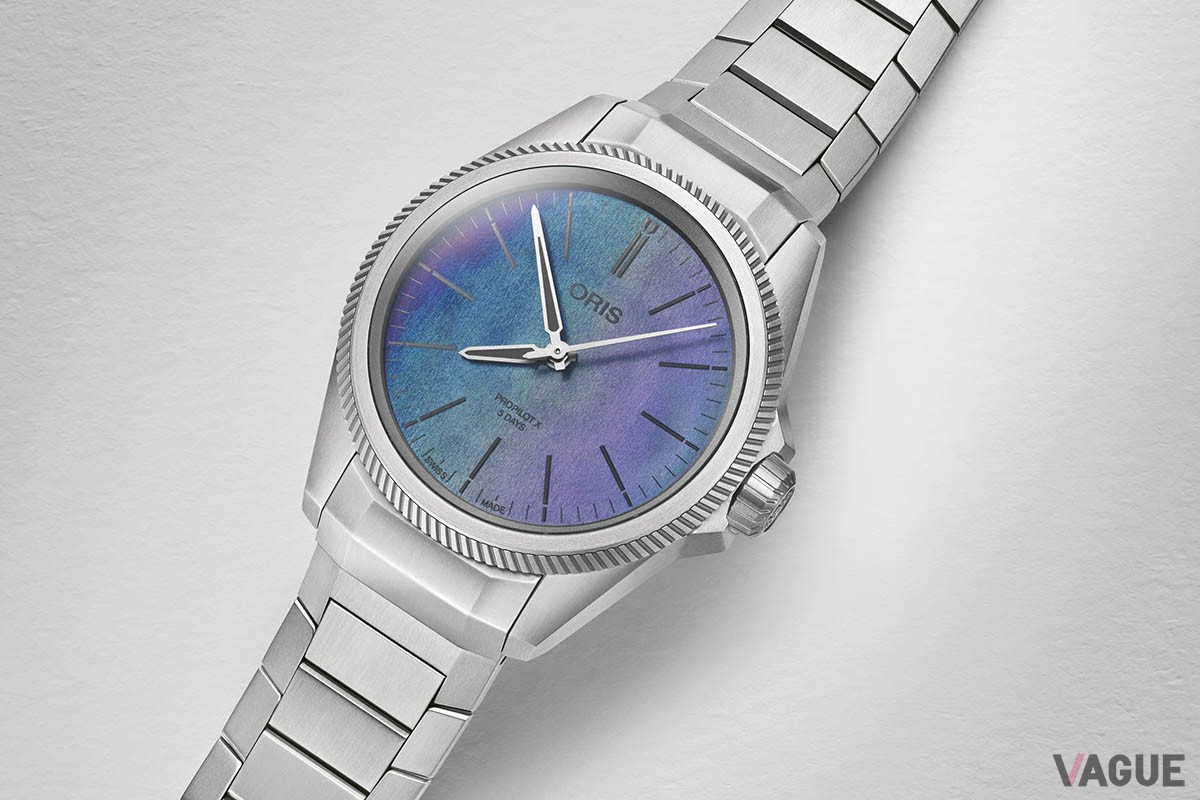 チタンならではの硬質な質感がマルチカラーをいっそう引き立てる