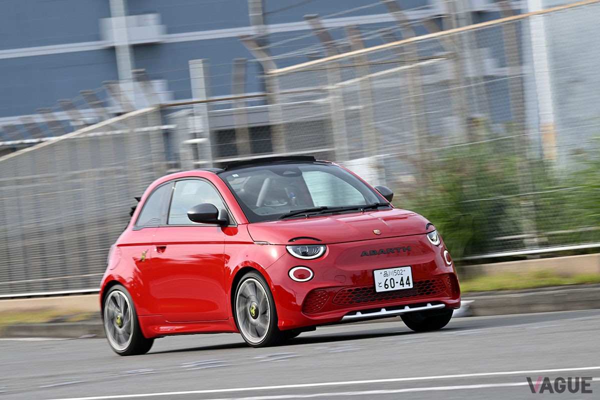 優れたダッシュ力と迫力のサウンドでアバルトらしさを味わわせてくれるEVホットハッチ「500e」