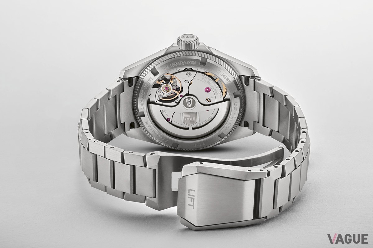 ブレスレットもチタン製。手元にフィットしやすい立体的な造形がユニーク