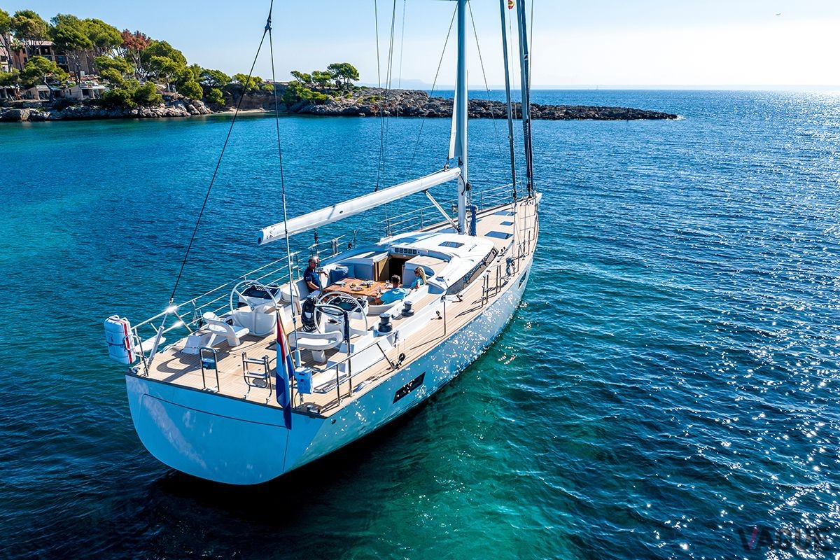 ベントレーがインテリアをデザインした超豪華ヨット、コンテスト67CS