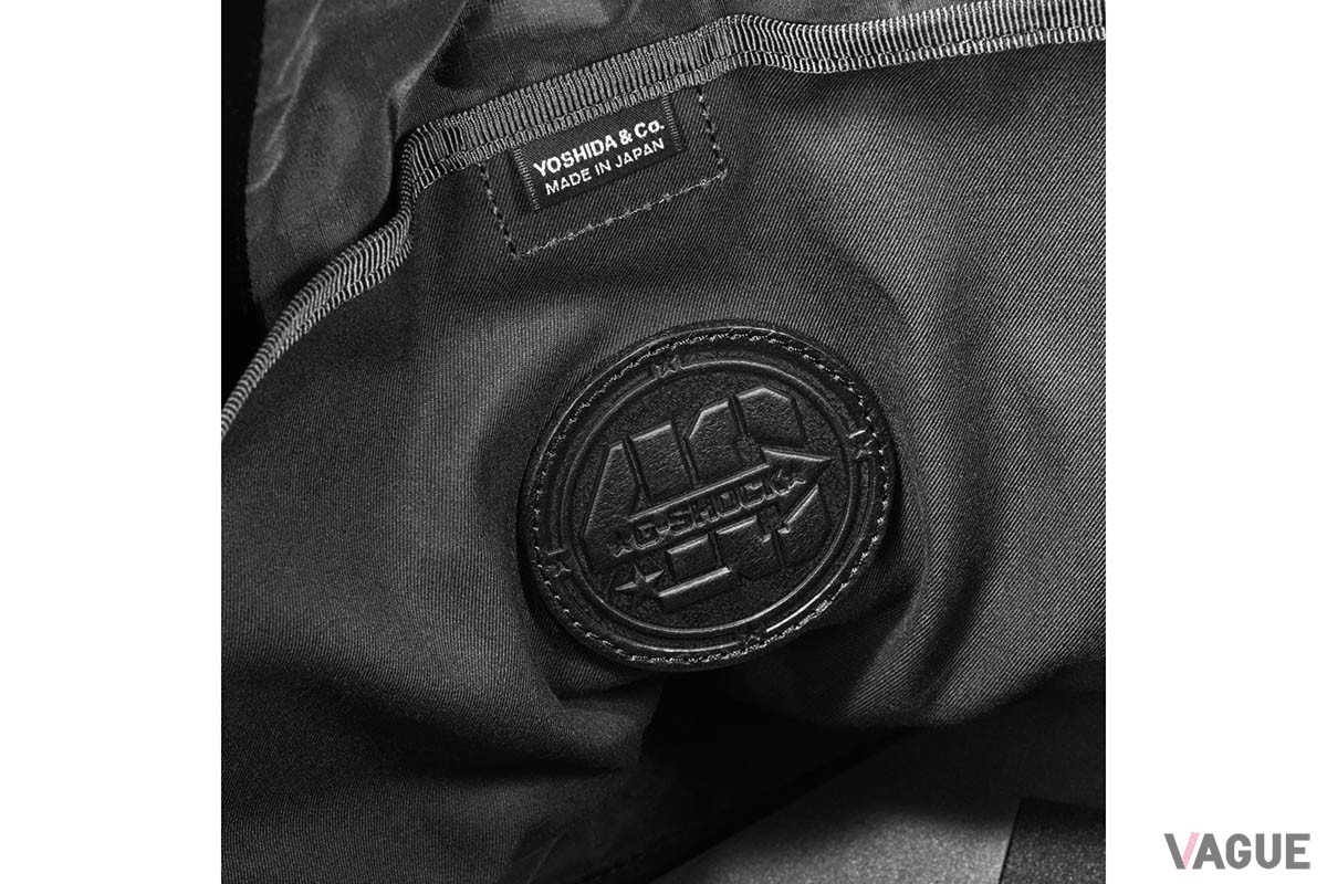 内装には型押しされたレザーによる記念ロゴを配置