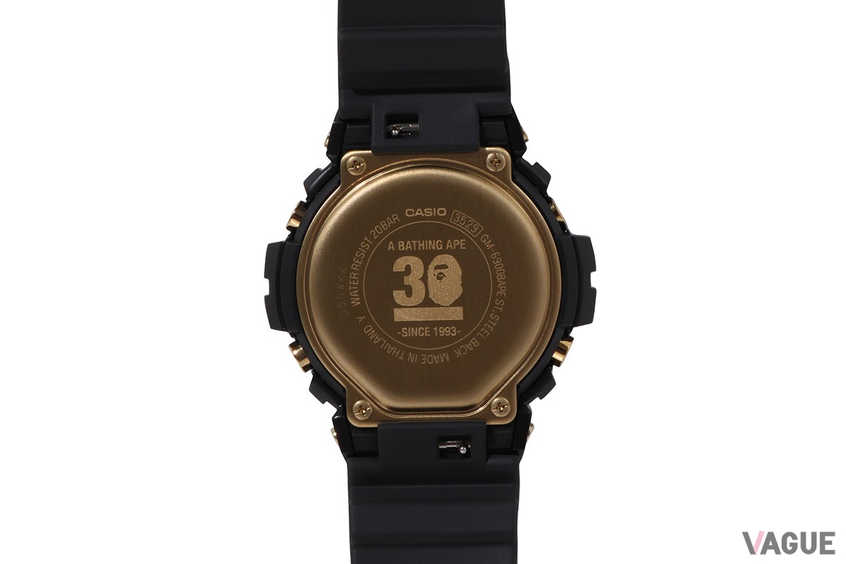 ゴールドの裏蓋ではA BATHING APE30周年記念ロゴも