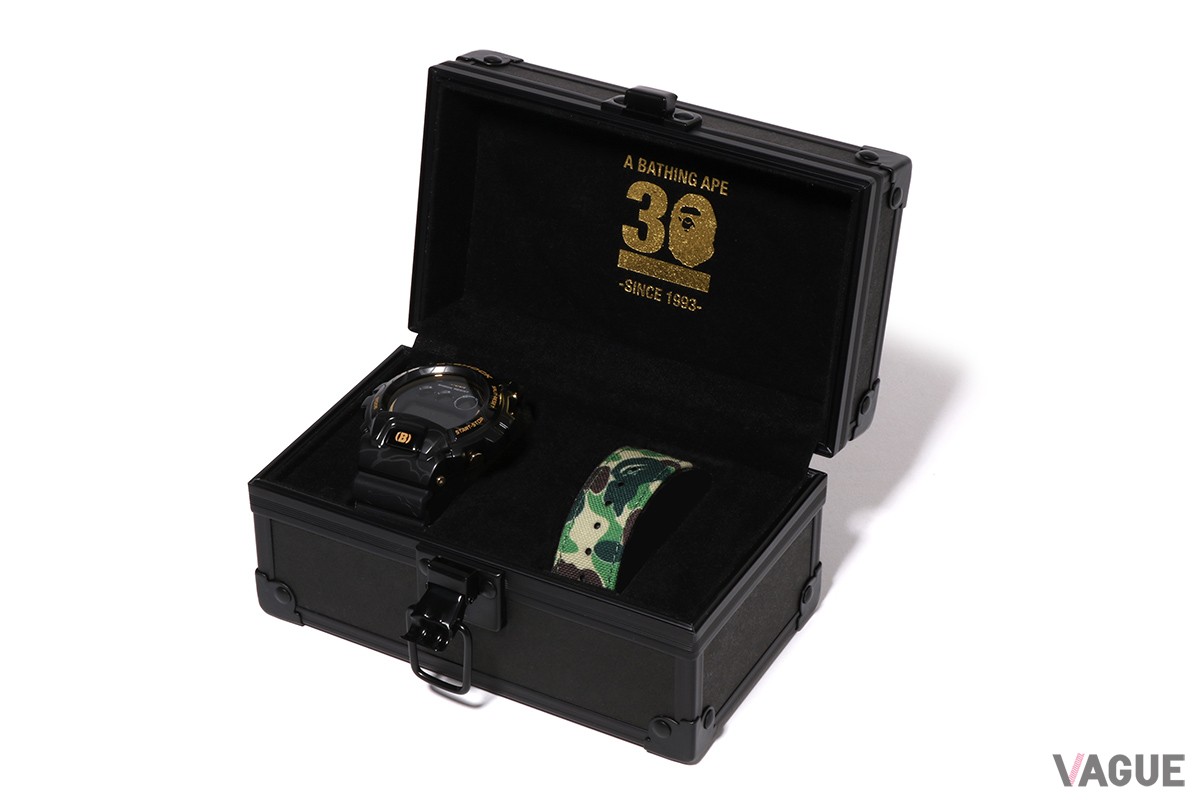 蓋裏にもBAPE30周年記念ロゴ