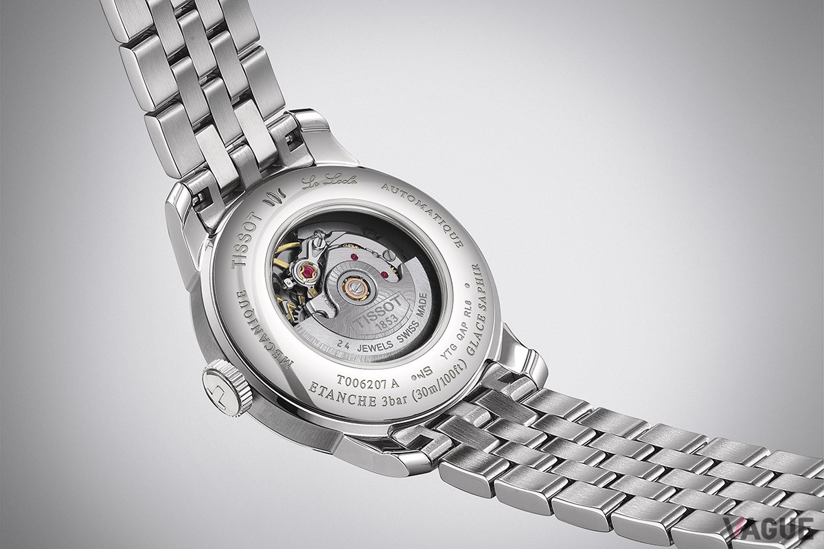 シースルーバックの裏蓋にもLe Locleの文字が筆記体で刻まれている