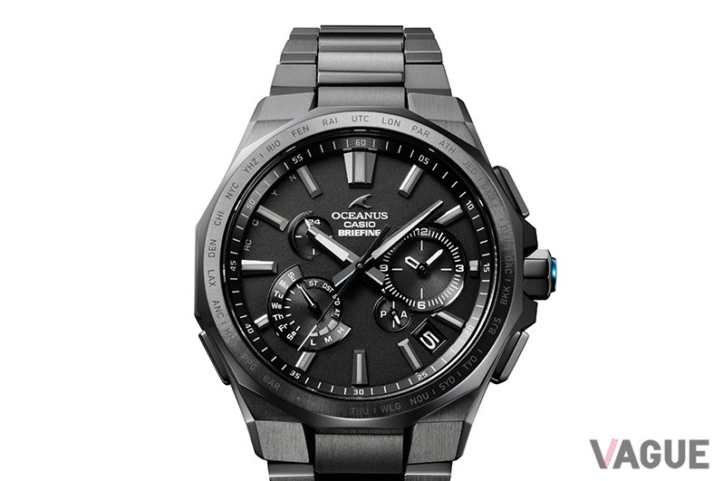 バンドは幅広の中駒を外駒より高く配置することで際立たせ、ソリッド感と腕馴染みの両立を実現