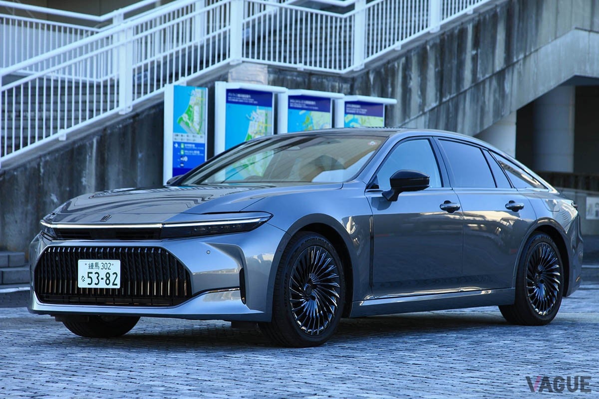HEV仕様は3セット、FCEV仕様は2セットのゴルフバッグをラゲッジスペースに積み込めるトヨタ新型「クラウン・セダン」