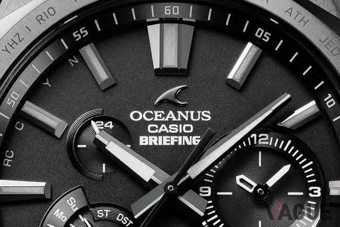 チタン素材にDLCコーティングを施し、素材表面の耐摩耗性を高めるとともに、美しいブラックの発色を実現